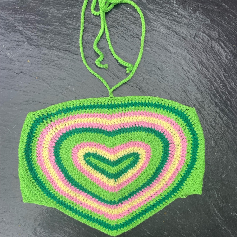 Hand knit cropped halter top 💚